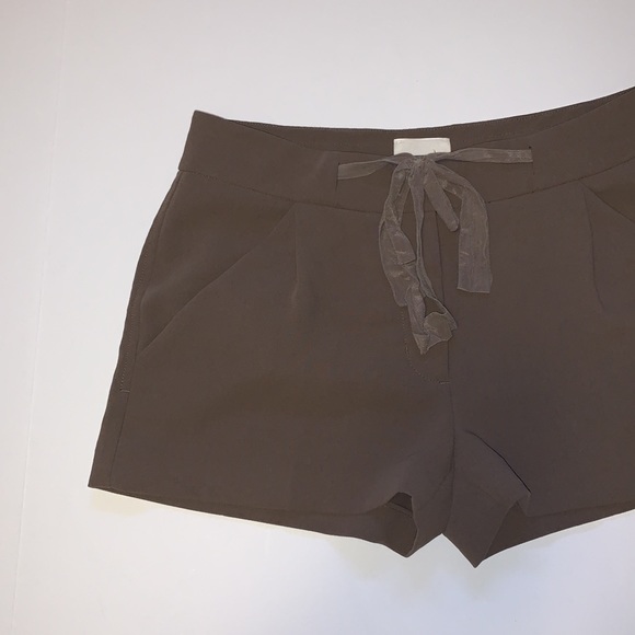 Aritzia Wilfred Dressy Structured Shorts - Women’s Size 2 - Picture 4 of 9